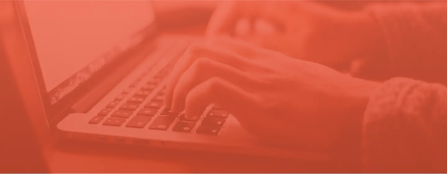 Persona tecleando en un ordenador